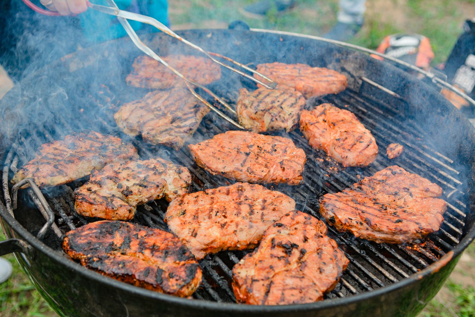 Quantité de viande par personne : le repère à retenir — viande grillée barbecue fête
