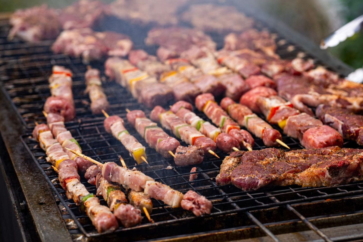 Quantité de viande par personne pour un barbecue : combien de grammes ou de kg prévoir ?