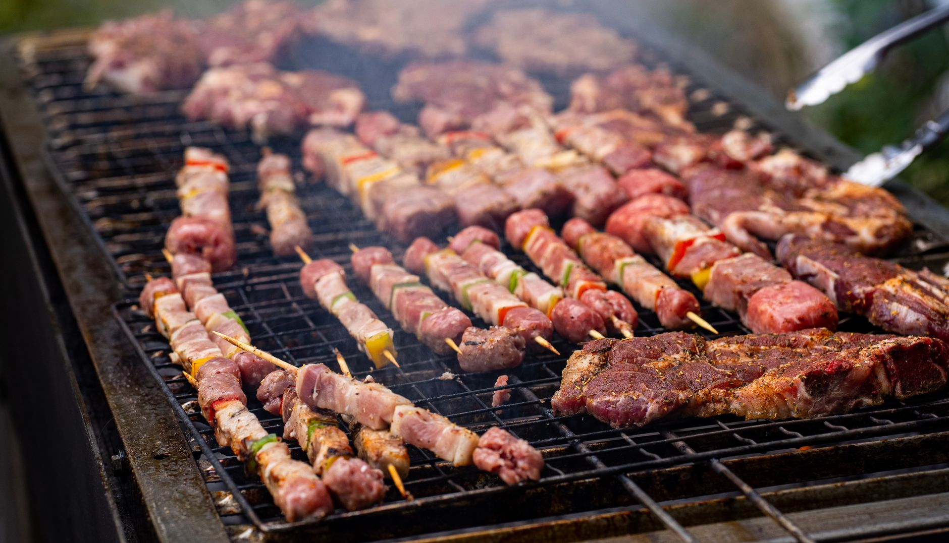Quantité de viande par personne — viande grillée barbecue fête